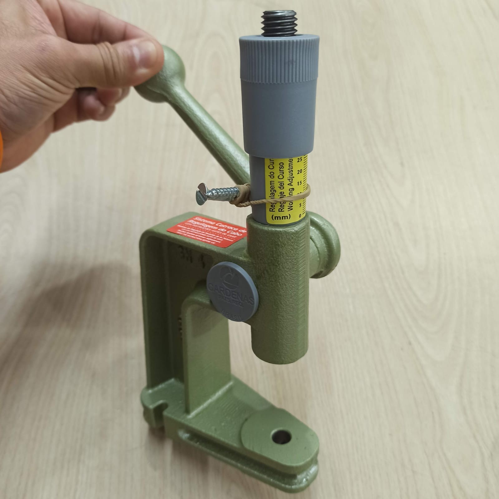 Máquina Manual para Fixação de cordão e Forração de Botões Cardenas Balancim 100