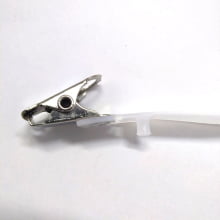 Clips jacaré ou Presilha para crachá com Alça Leitosa - Mín 015 - Gráfica Globalcards