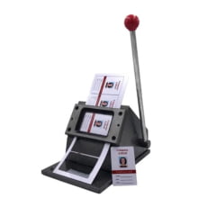 Cortadora para Cartão PVC Crachá 86x54mm de Mesa Manual - Gráfica Globalcards